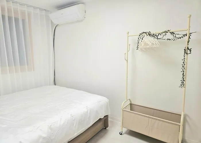 Free Parking, Gimpo Airport 7min, Subwaystation 5min, Lotte Mall, Department Store, Mart, Theater 15min Сеул