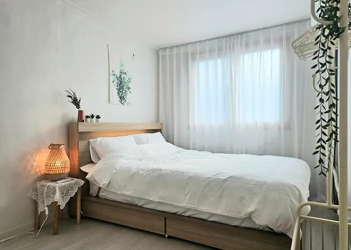 Free Parking, Gimpo Airport 7min, Subwaystation 5min, Lotte Mall, Department Store, Mart, Theater 15min * Сеул